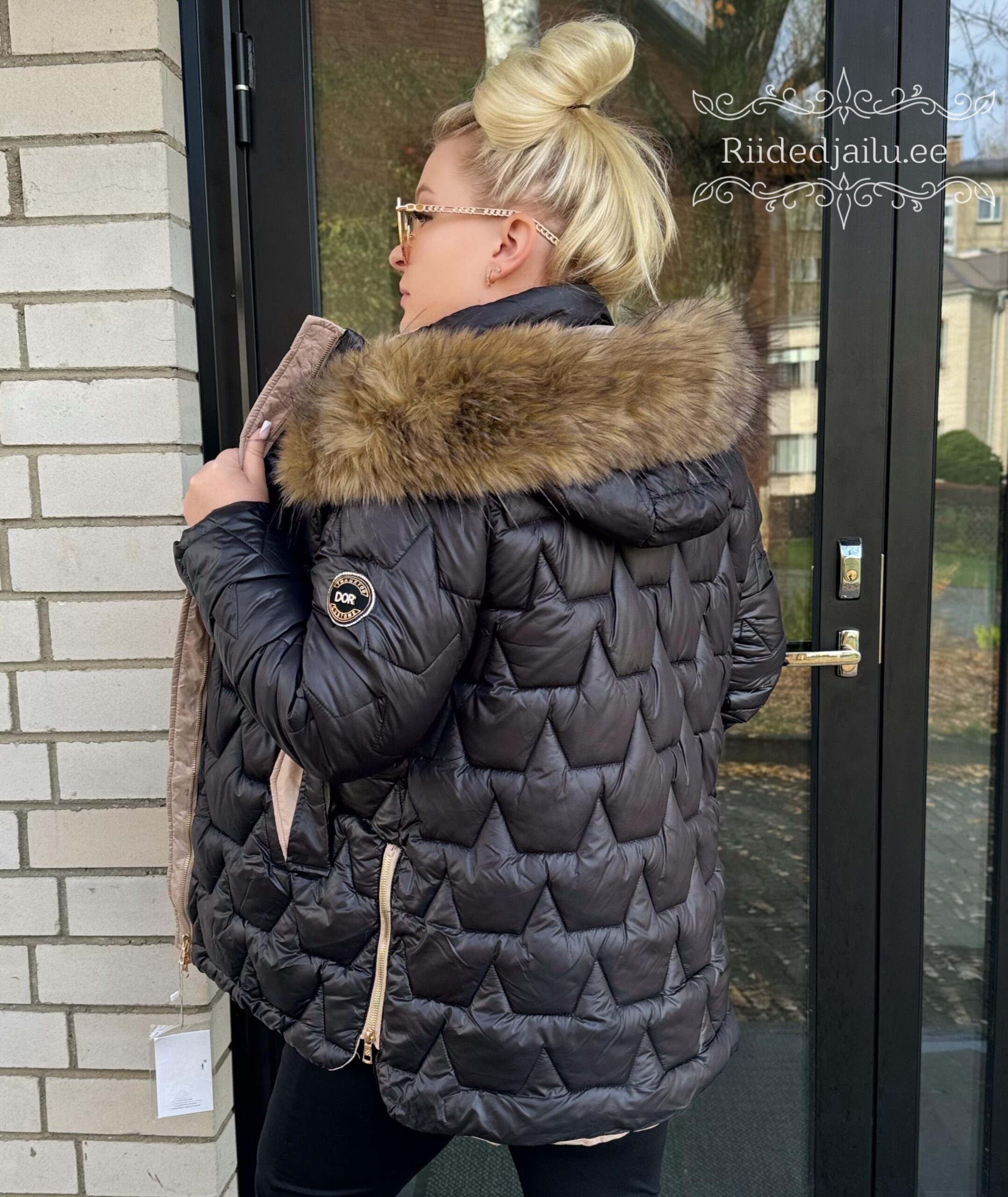 Naiste Must Jope Karvaga