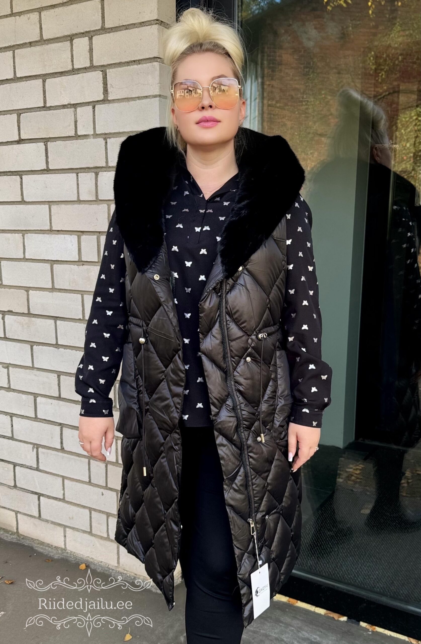 Naiste Pikk Must Kapuutsiga Vest