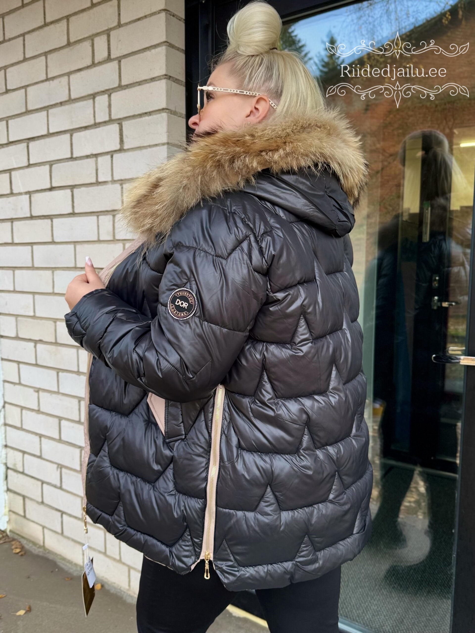 Naiste Must Jope Karvaga