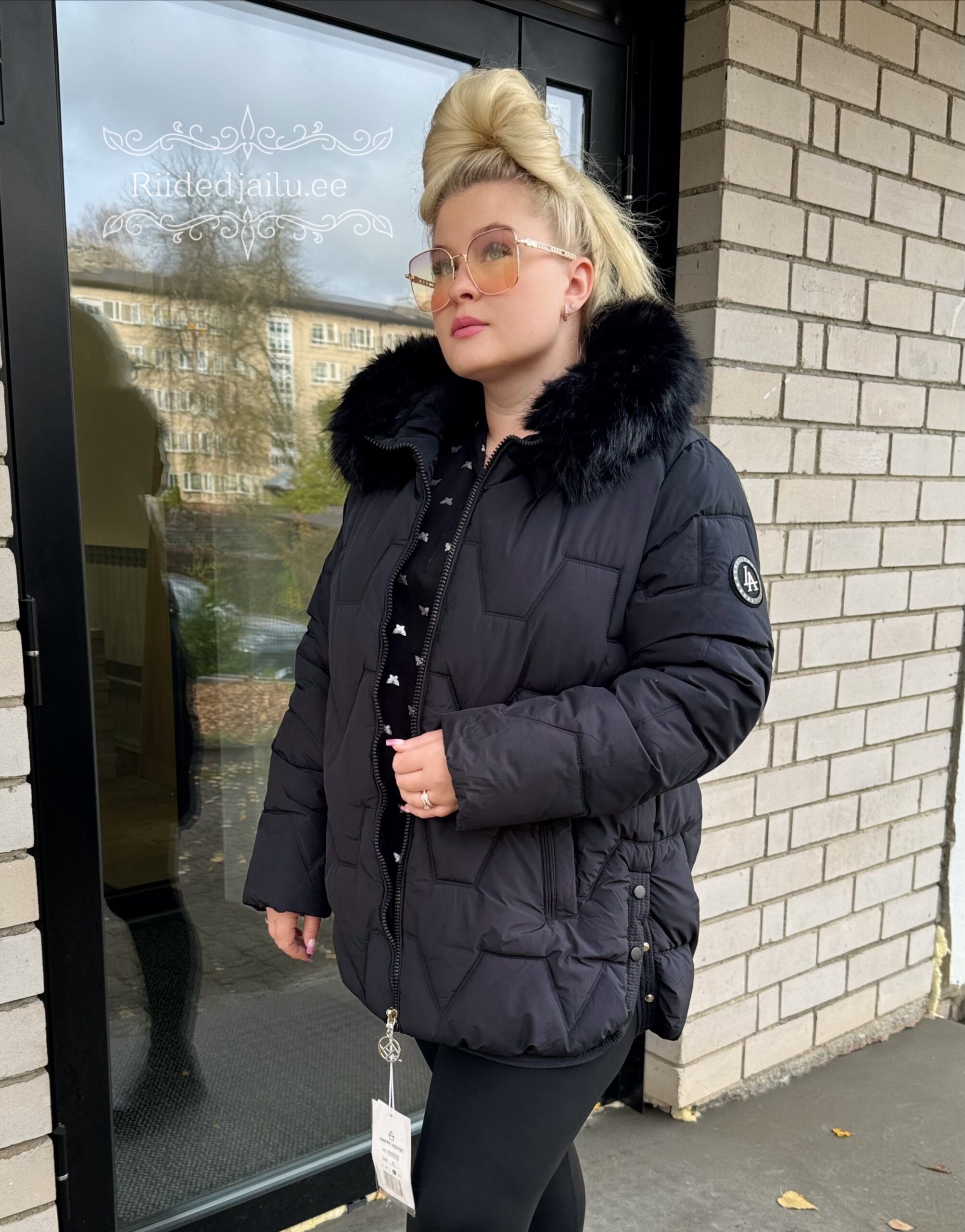 Naiste Must Jope Kunstkarvaga