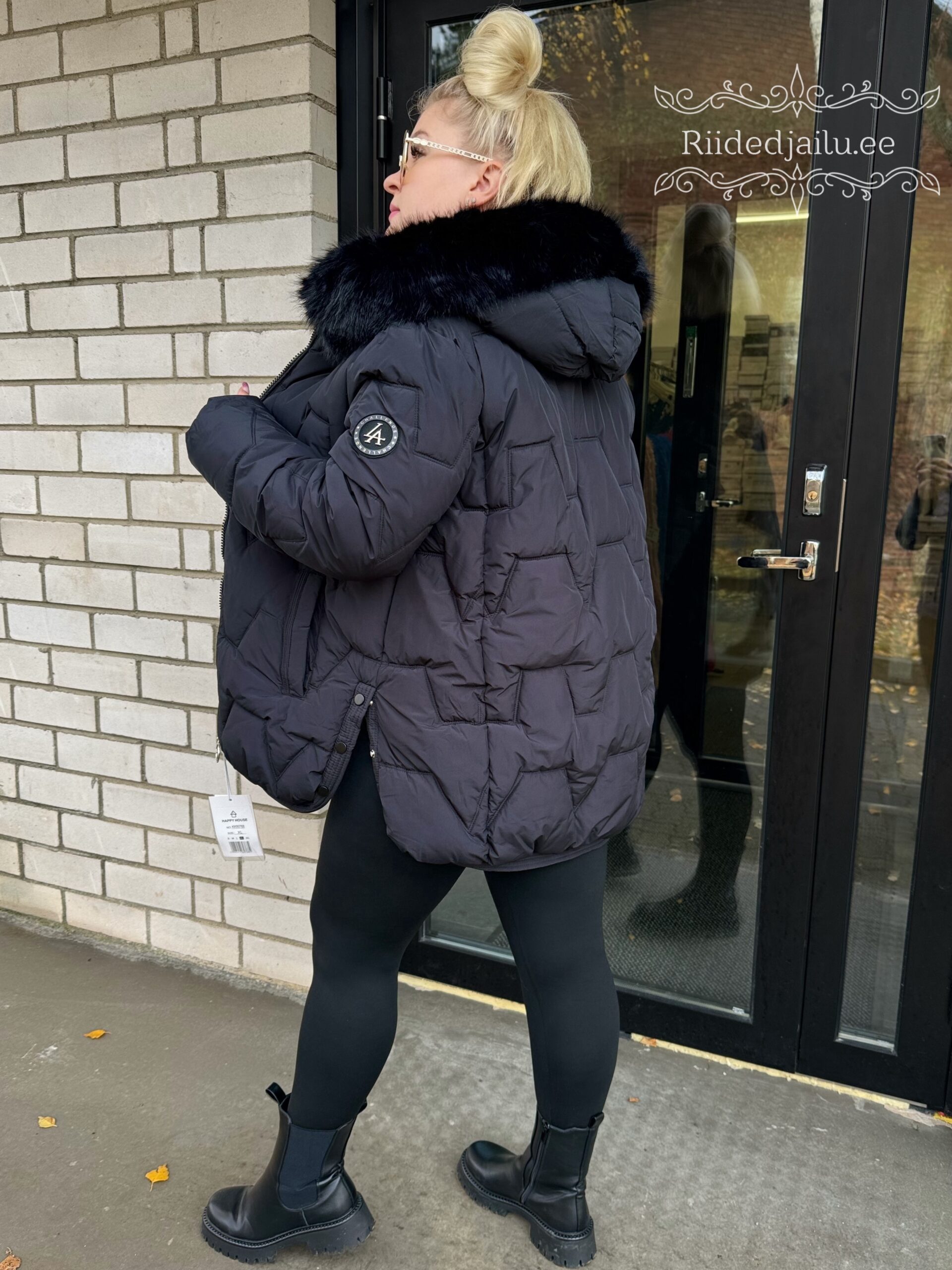 Naiste Must Jope Kunstkarvaga