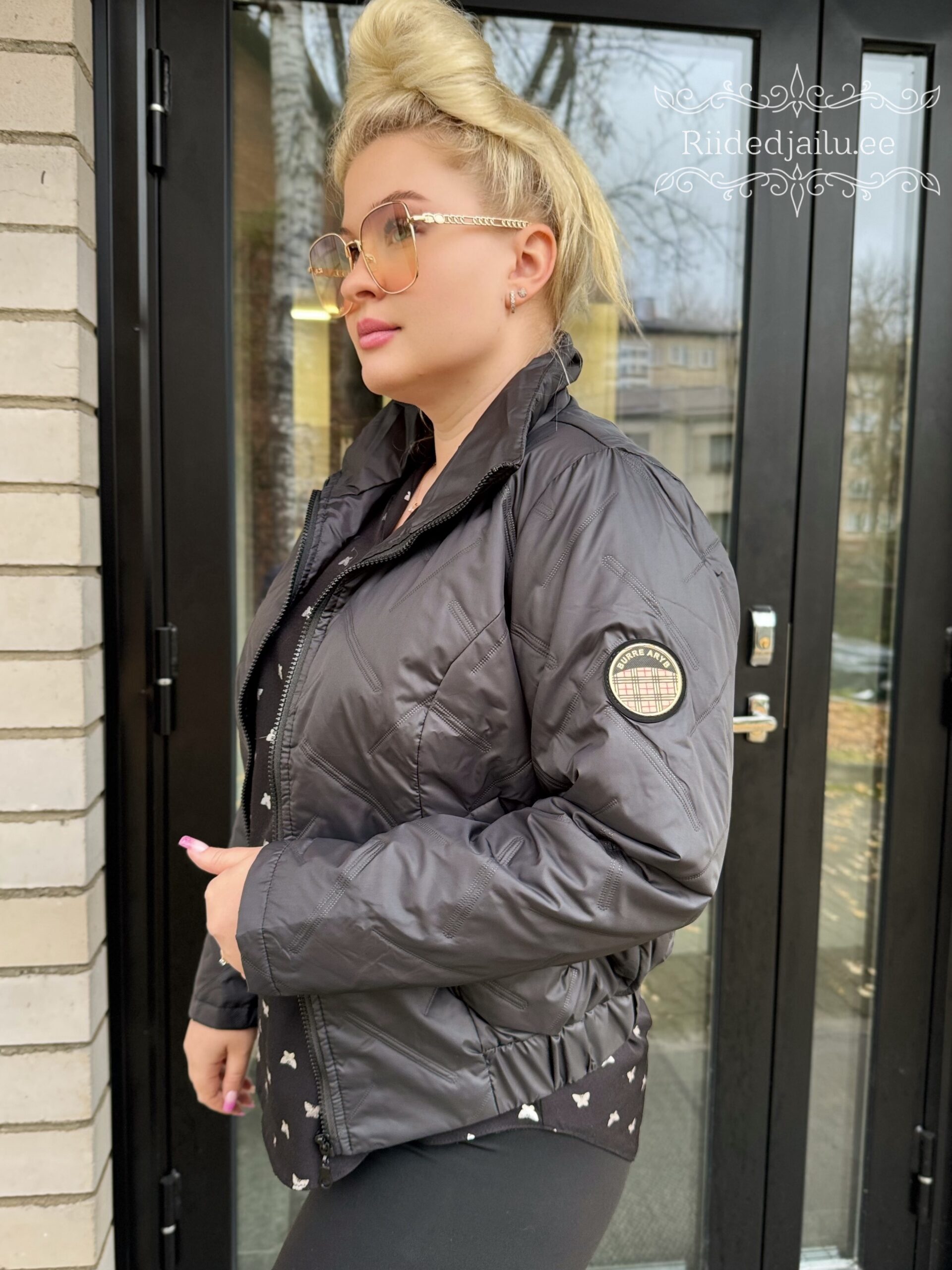 Naiste Kunistusega Must Jope