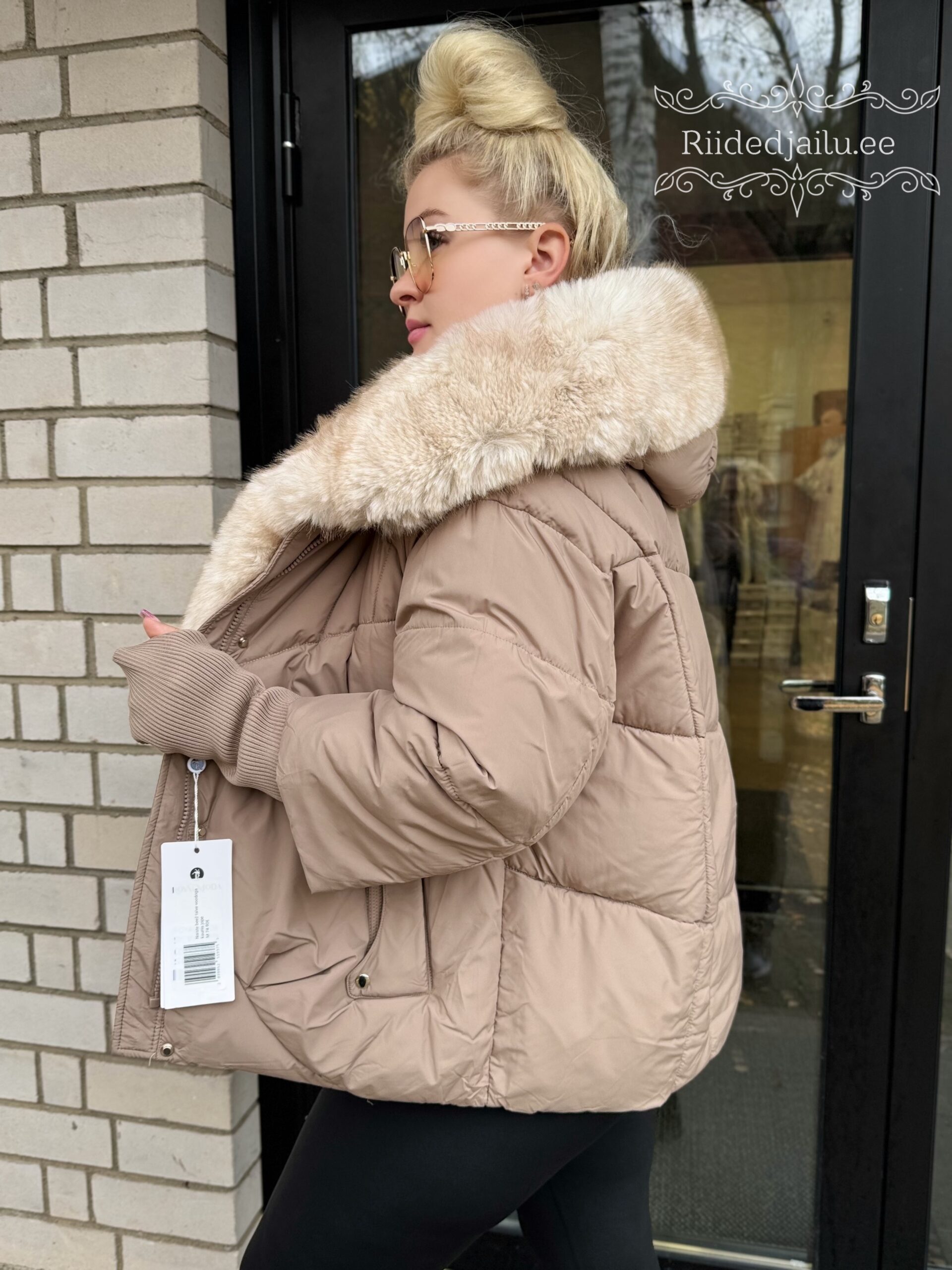 Naiste kunstnahast voodriga kaunis tagi