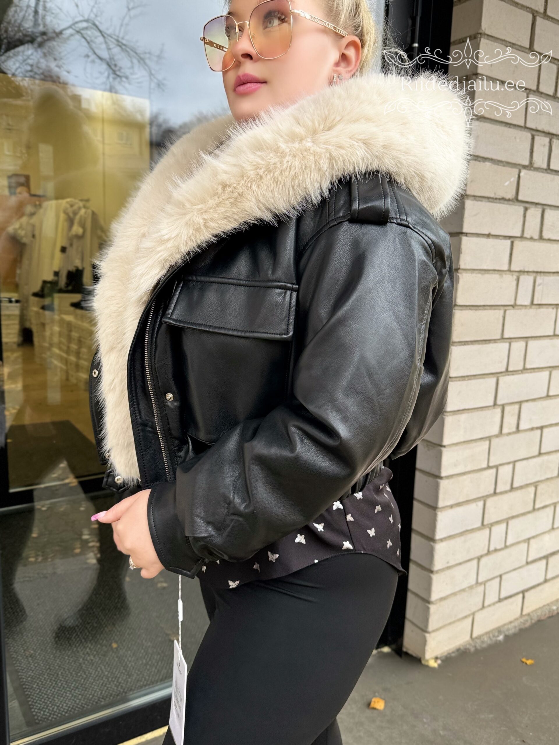 Naiste kunstnahast voodriga kaunis tagi