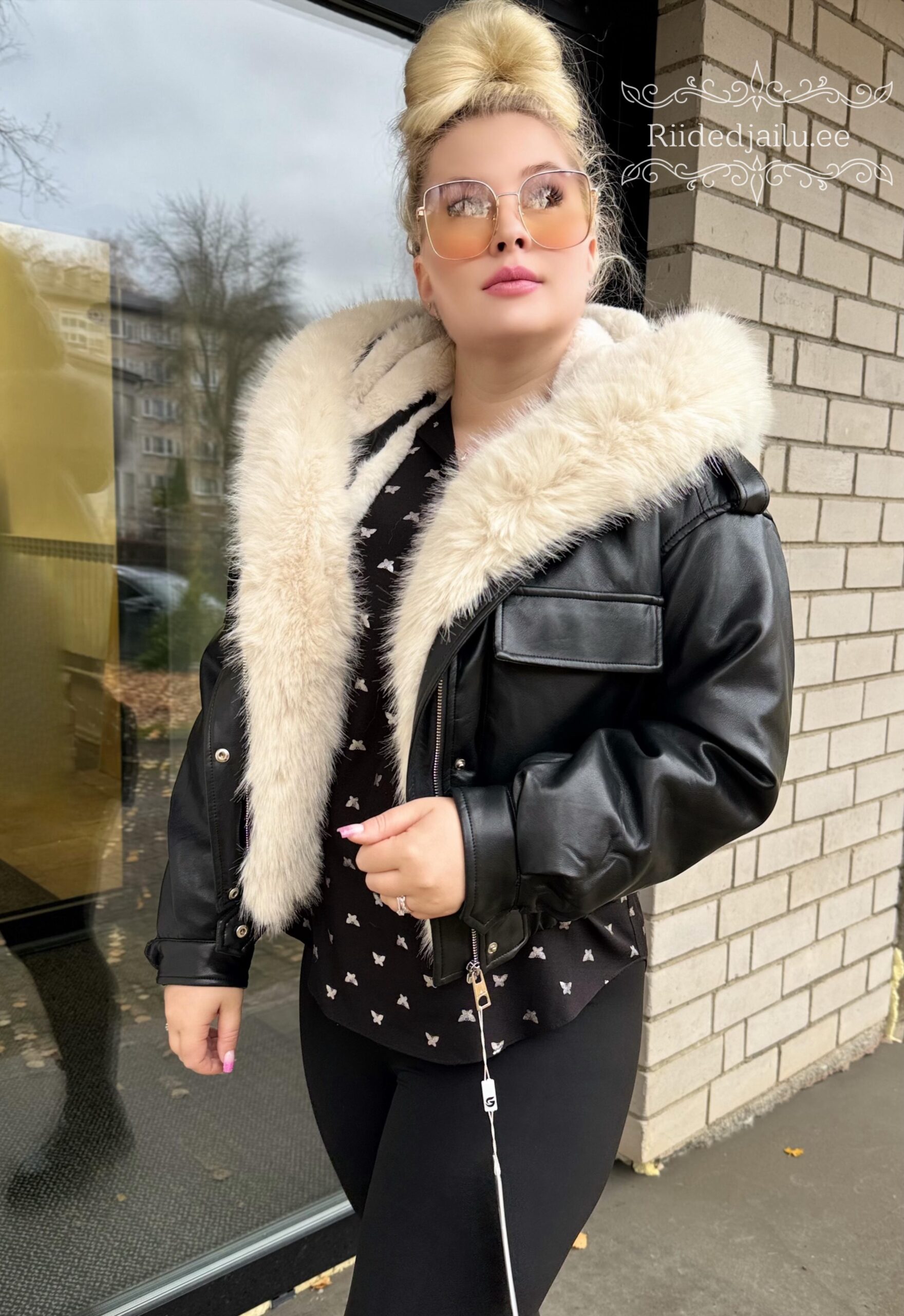 Naiste kunstnahast voodriga kaunis tagi