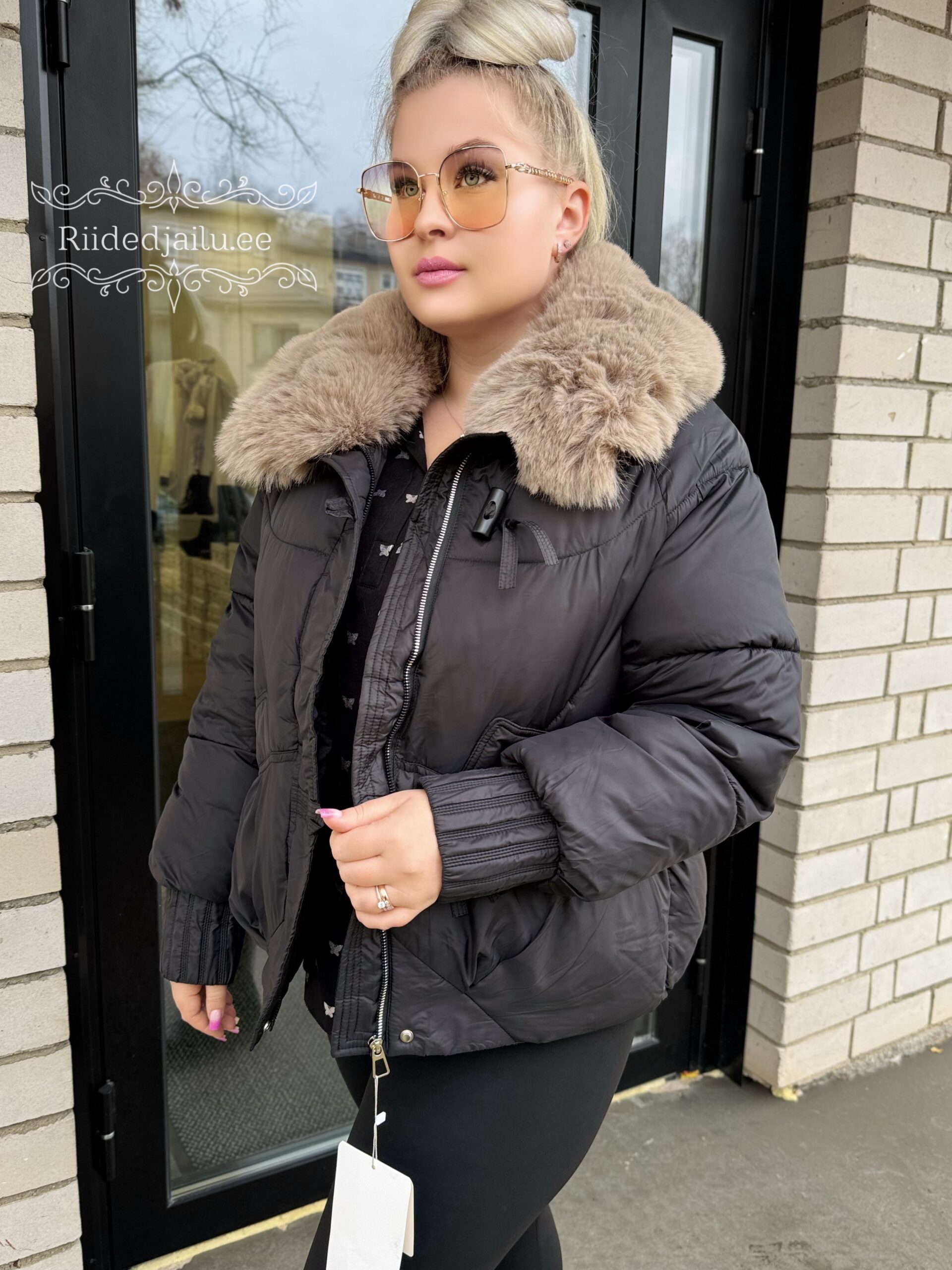 Naiste Must Jope Karvaga