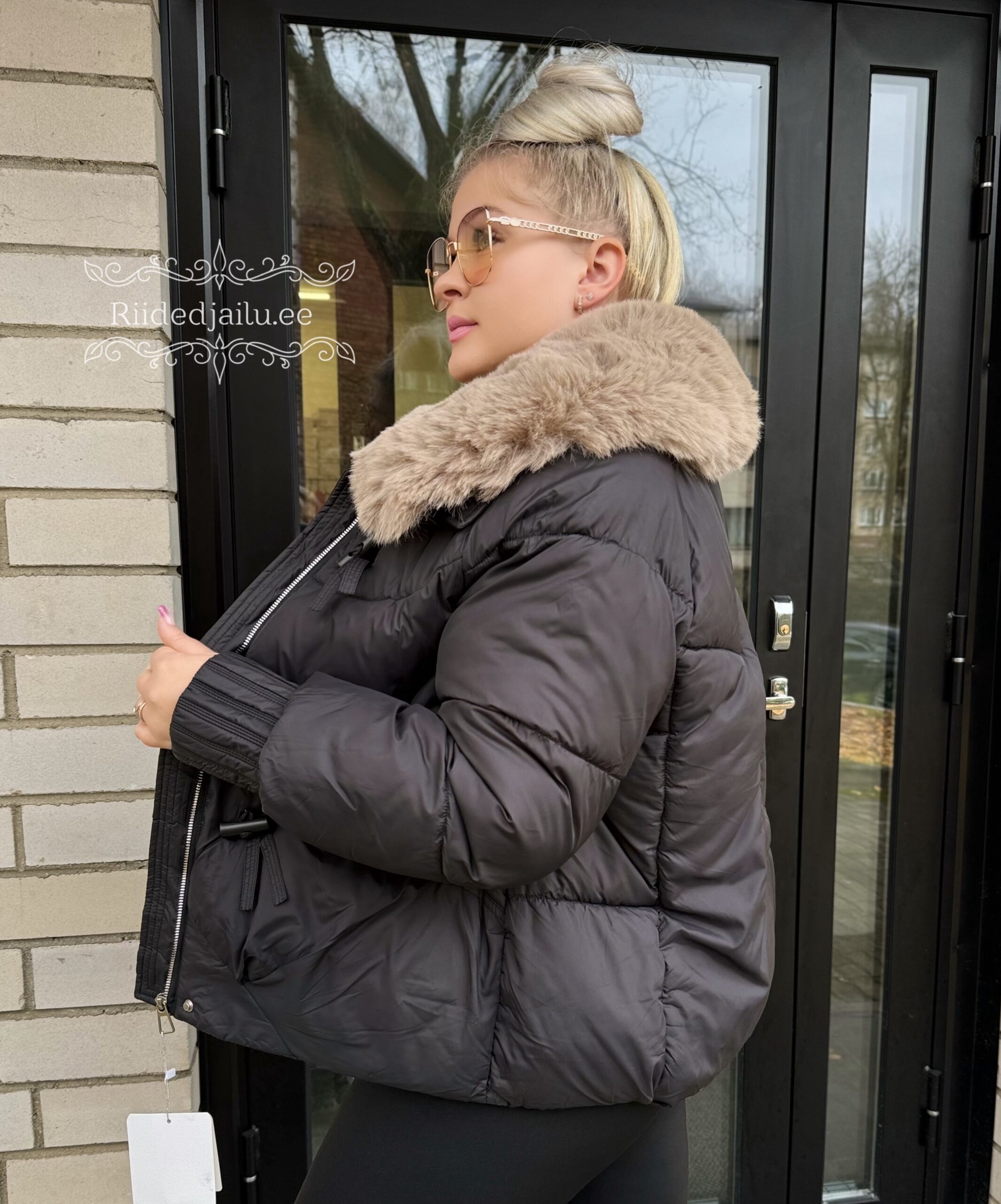 Naiste Must Jope Karvaga