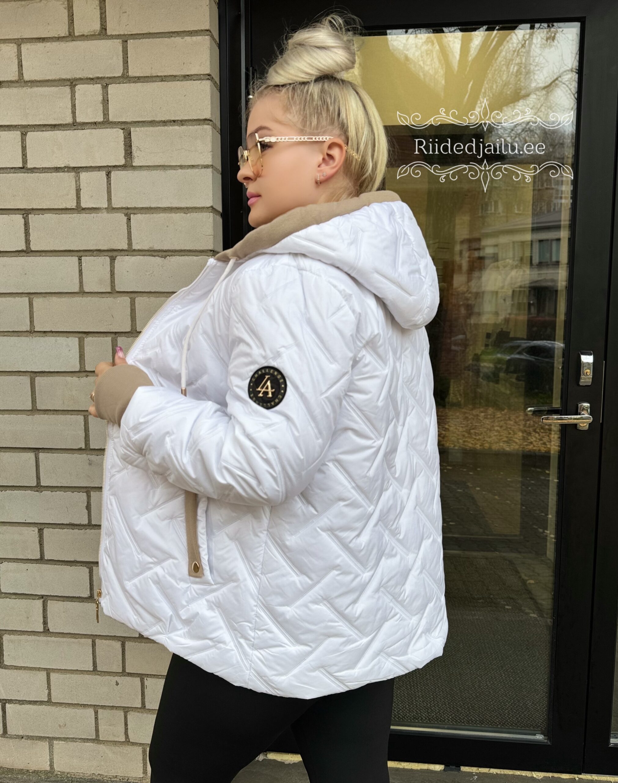 Naiste Kaunistusega Valge Jope