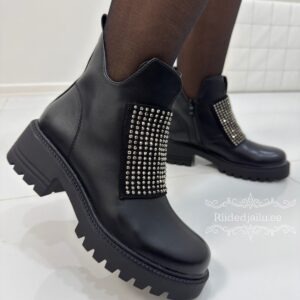 Naiste mustad nahast saapad