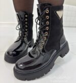 Naiste lühikesed mustad lakiga saapad