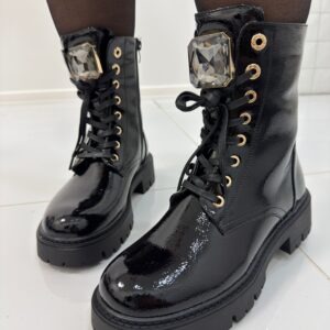 Naiste lühikesed mustad lakiga saapad