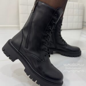 Lühikesed mustad naiste saapad