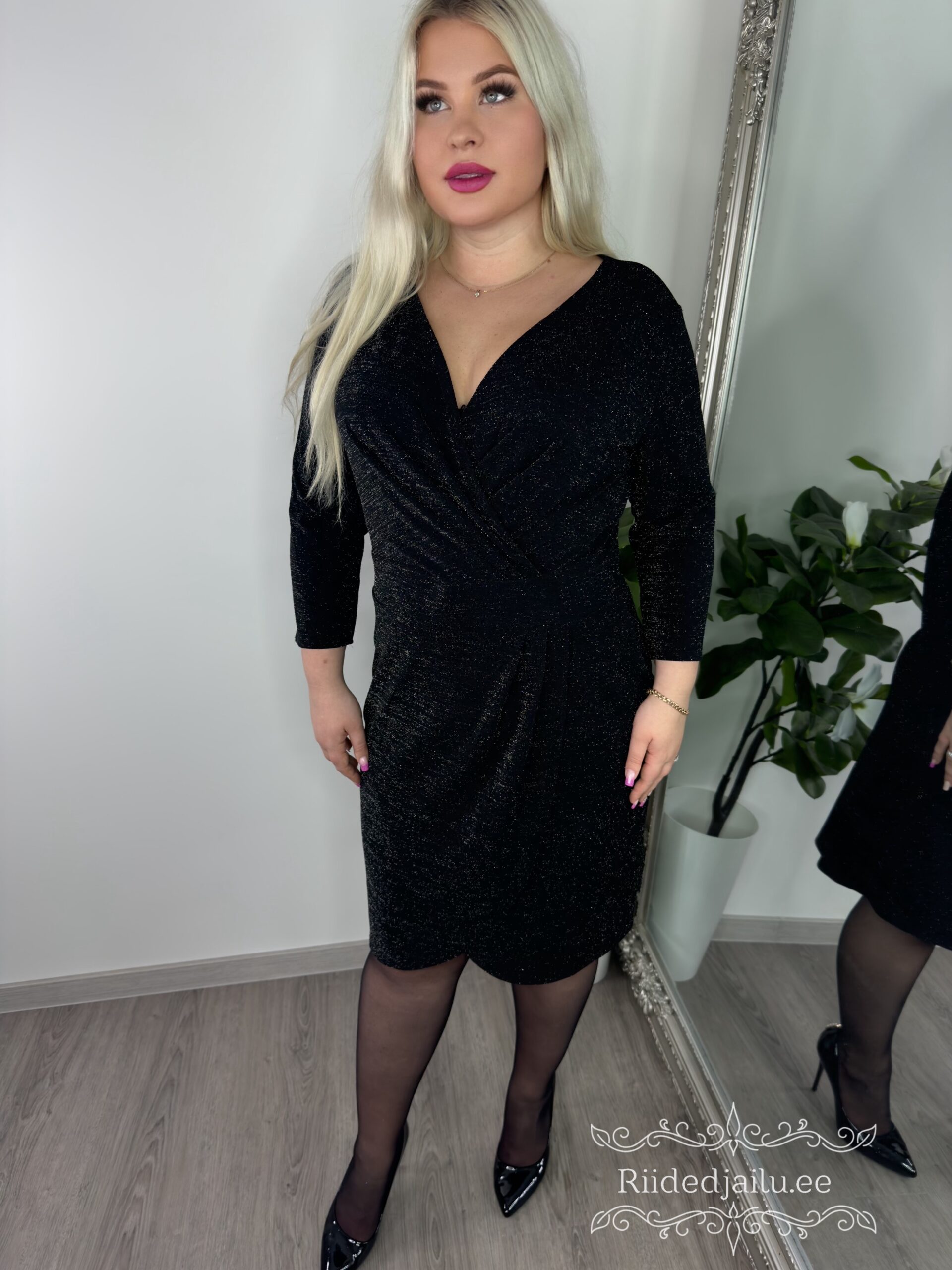 Naiste Kaunis ja Sädelev Must Kleit