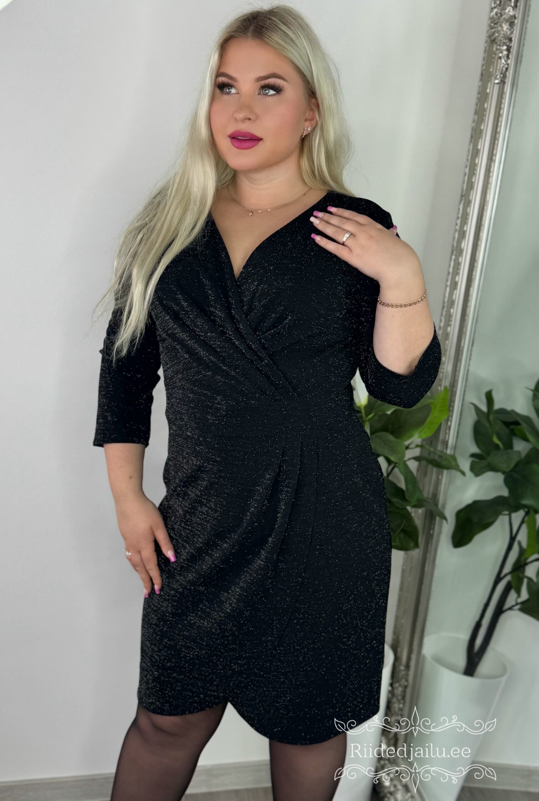 Naiste Kaunis ja Sädelev Must Kleit