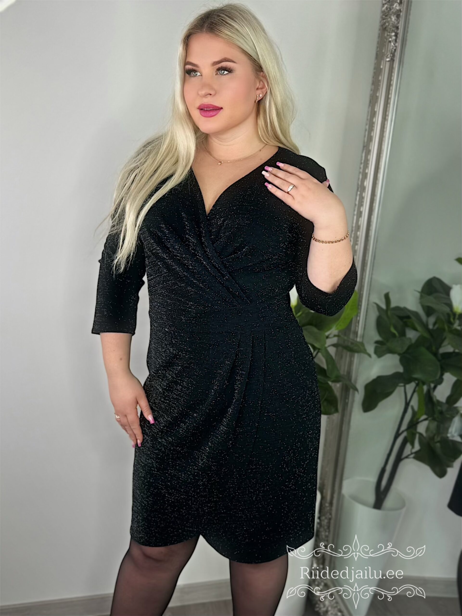 Naiste Kaunis ja Sädelev Must Kleit