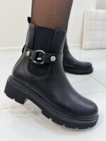 Lühikesed mustad kaunistusega naiste saapad