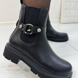 Lühikesed mustad kaunistusega naiste saapad