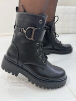 Lühikesed mustad kaunistusega naiste saapad