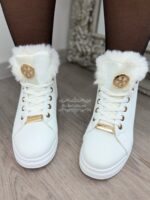 Naiste ilusad karvased talvesaapad