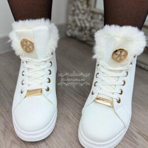 Naiste ilusad karvased talvesaapad