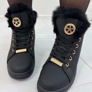 Naiste ilusad karvased talvesaapad