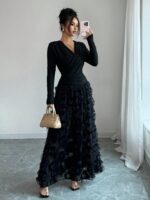 Must pikk kleit drapeeritud ülaosa ja tekstuurse seelikuga