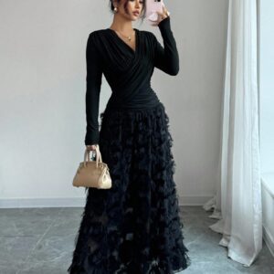 Must pikk kleit drapeeritud ülaosa ja tekstuurse seelikuga