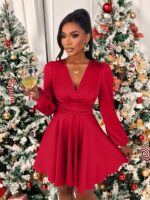 Punane pidulik kleit V-kaeluse ja pikkade varrukatega