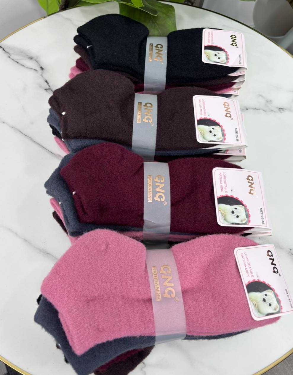 95% naaritsavilla ja 5% spandexi (elastaani) segu loob erakordselt pehme, sooja ja veniva materjali